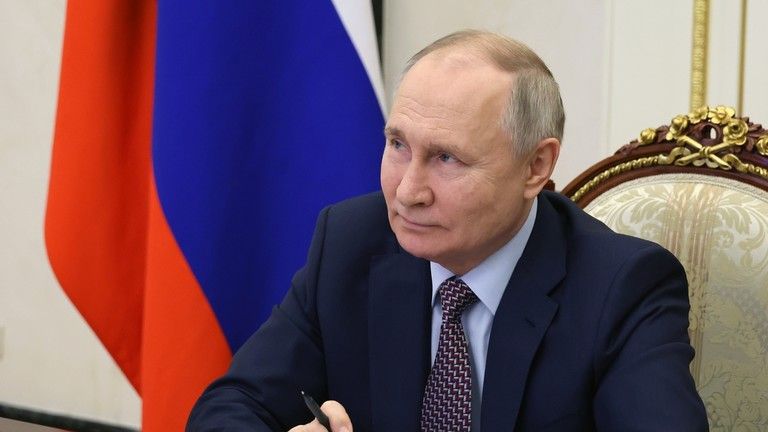 Západní lídri by sa mali „prestať hrať na blázna“ – Putin