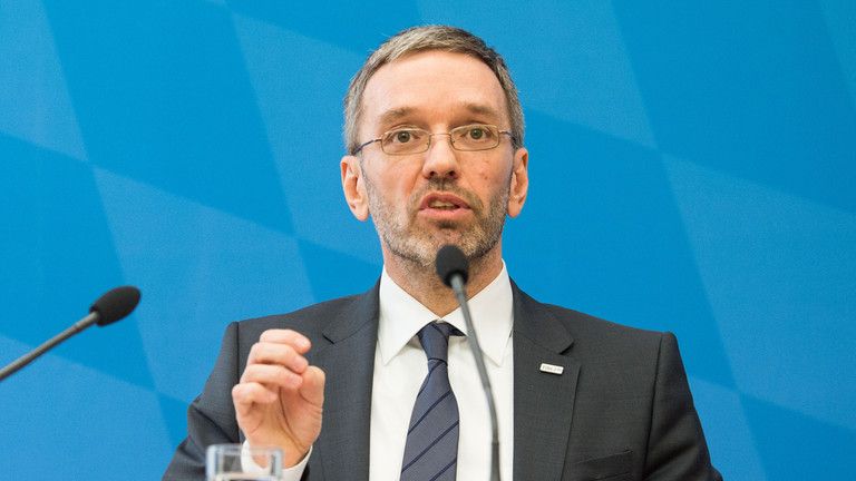 Líder opozície EÚ objasňuje postoj k Zelenského prejavu