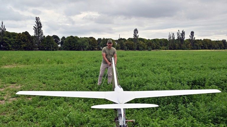 Ruská ropná fabrika horí po útoku dronu (VIDEO)