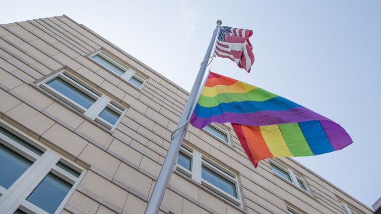 USA zakážu LGBTQ vlajky na ambasádach – Bloomberg