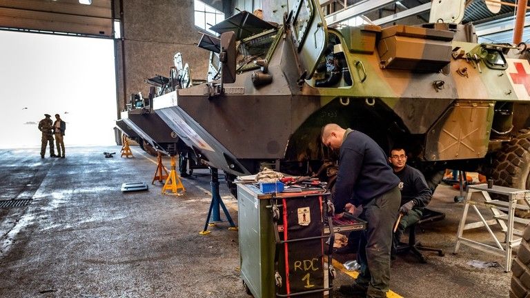 Francúzsko sľubuje Ukrajine „stovky“ starých obrnených vozidiel