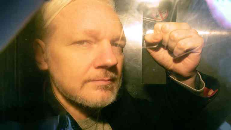 Assange získal právo odvolať sa v prípade vydania USA