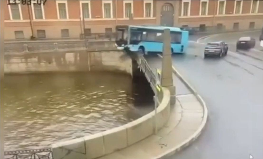 Autobus sa v Petrohrade zrútil do rieky  a zanechal niekoľko mŕtvych