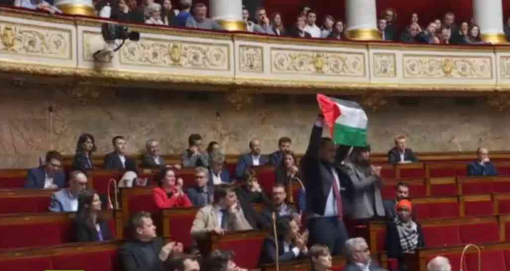 Francúzsky parlament bol prerušený, keď poslanec mával palestínskou vlajkou