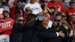 FBI potvrdila, že Trump bol zasiahuty gulovov strelov