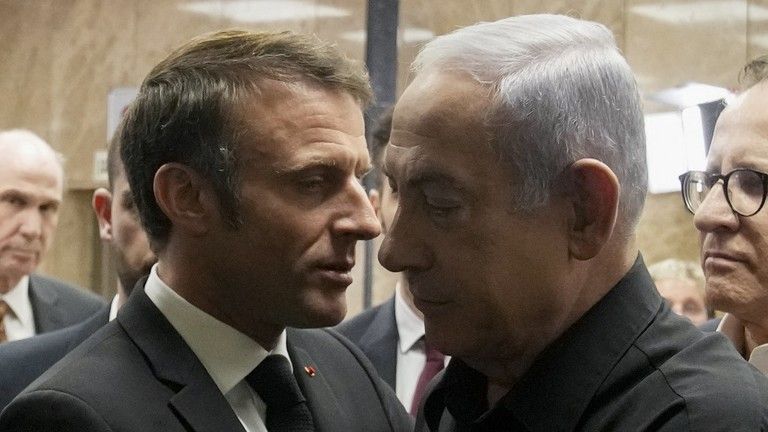 Macron obviňuje Izrael zo zasahovania do volieb vo Francúzsku – médiá