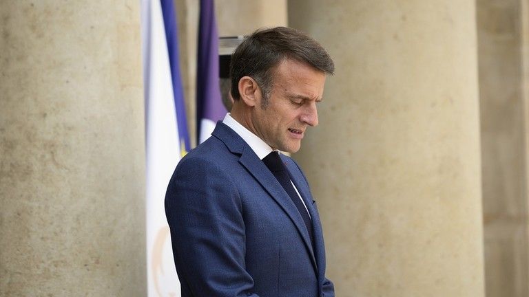 Macronov blok tretí vo francúzskych voľbách