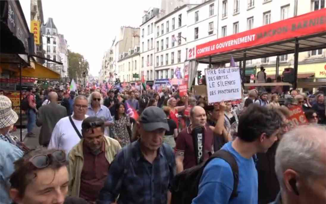 Tisíce ľudí protestovali proti novej vláde vo Francúzsku