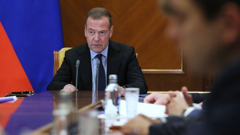 Medvedev reaguje na hrozby poľského generála bombardovaním Petrohradu