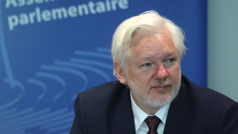 „Som slobodný, pretože som sa priznal k žurnalistike“ – Assange