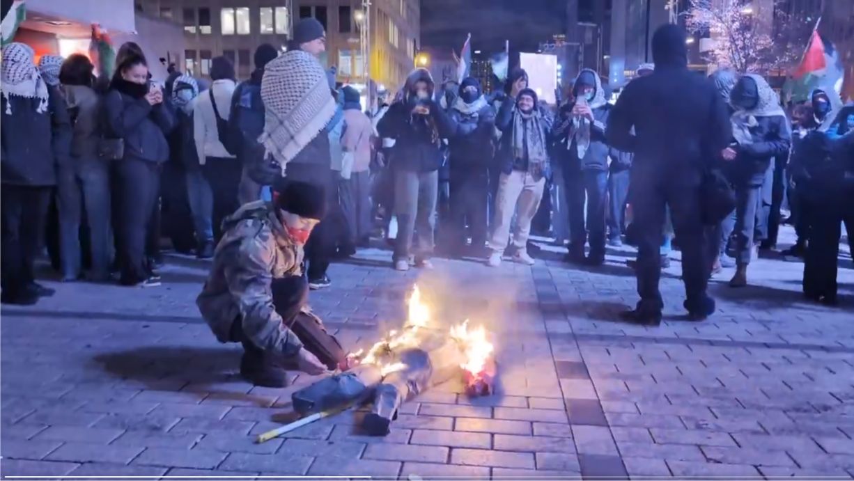 Demonštranti proti NATO pália autá v Kanade