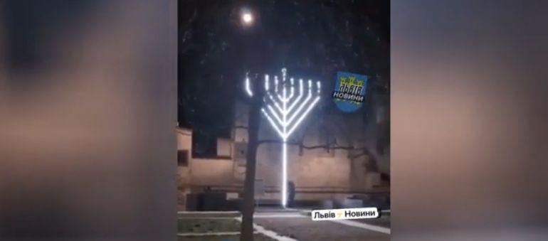 Hanukkah svetlá poničené na Ukrajine počas pochodu neonacistov