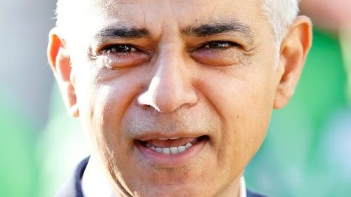 Primátor Londýna Sadiq Khan nalieha na globálnu vládu, aby presadila prísnejšiu cenzúru „nenávisť a dezinformácií“ na sociálnych sieťach