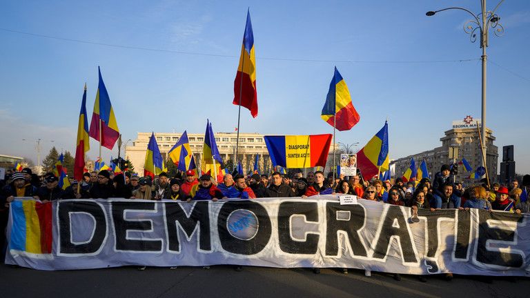 Tisíce ľudí protestovali v Bukurešti proti štátnemu prevratu