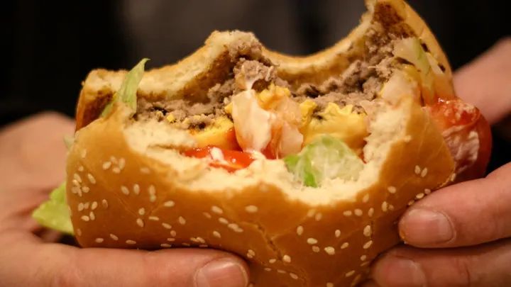 Míňate v reštauráciách rýchleho občerstvenia (fast-food) viac, ako by ste chceli? Zvážte to – Fox News Digital