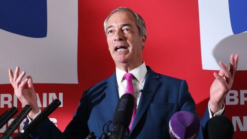 Farage's Reform UK v prieskume prvýkrát predbehla labouristov