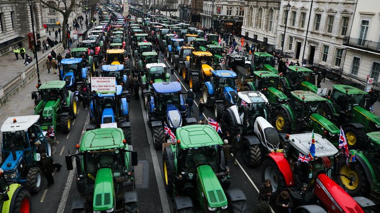 Traktory blokujú  na masívnom proteste farmárov centrum Londýna