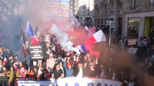 Tisíce ľudí protestovali v Paríži proti Macronovej obrannej politike